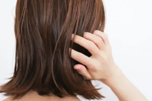 意見が合わない得、手を回し後頭部を支える